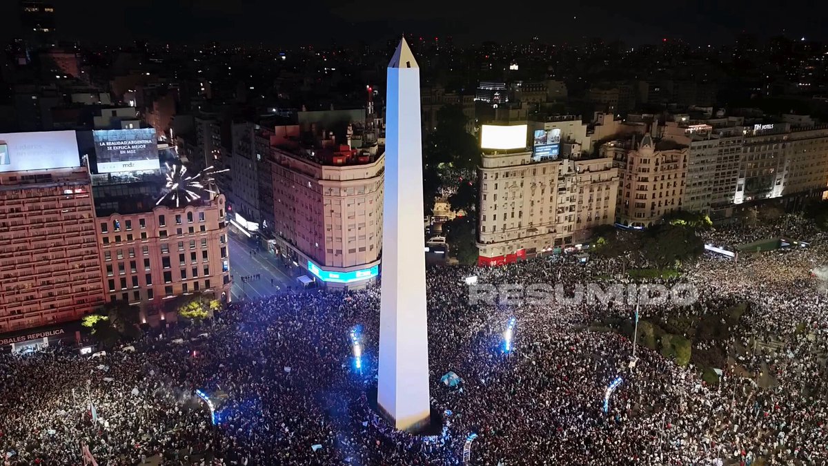 Así se ve el Obelisco tras la victoria de Argentina por 2-1 ante Inglaterra