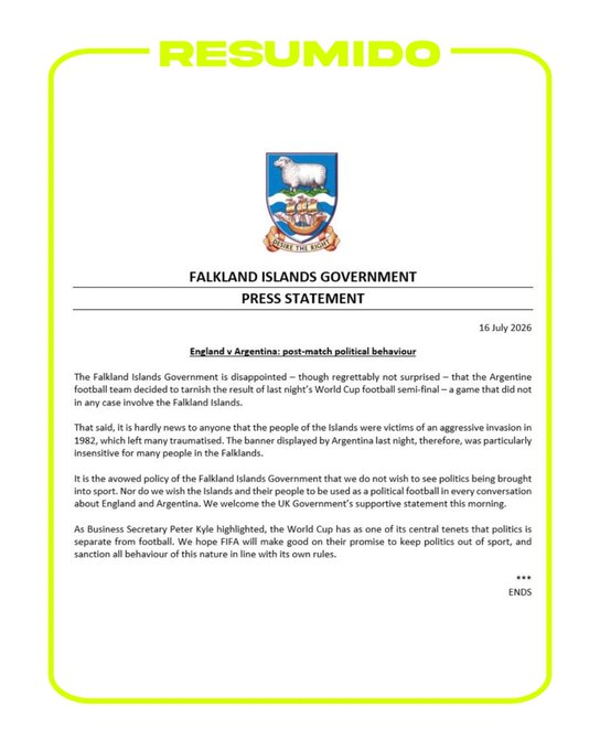 “La bandera exhibida por Argentina anoche fue particularmente insensible para muchas personas de las Falklands"
La administración de las islas expresó su "decepción" y pidió a la FIFA que sancione a