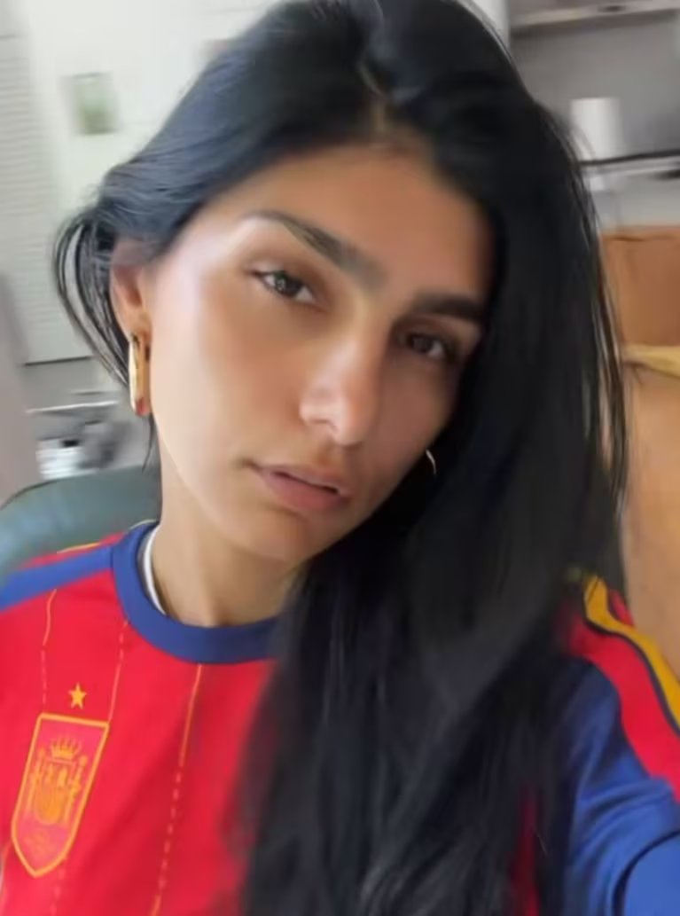 Para entender por qué tuvo que salir a pedir disculpas, hay que arrancar por Mía Khalifa.

Durante el Mundial 2026, Mía fue una de las figuras que más habló en contra de la Selección. Incluso apostó u