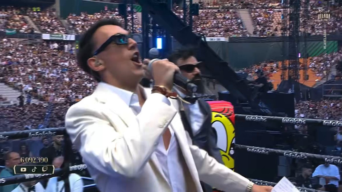 Gastón Edul hizo una entrada super argentina en #LaVeladaDelAñoVI el himno, la remera de "Las Malvinas son argentinas" y un excombatiente🇦🇷