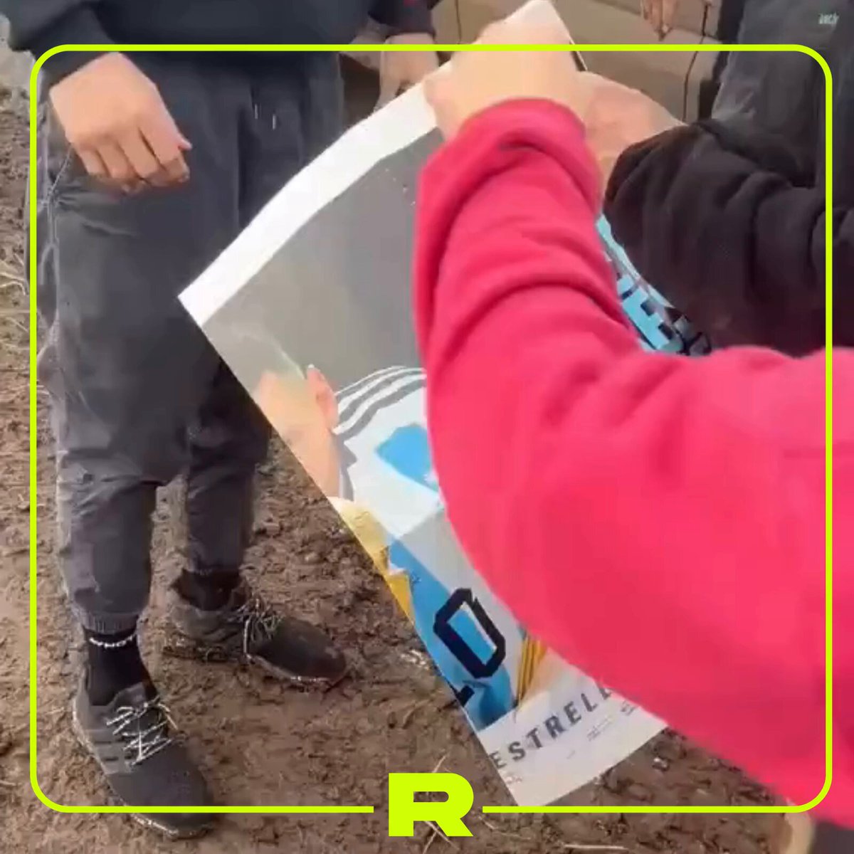 El Dibu Martínez se quedó con su camioneta en Sierra de Los Padres y unos vecinos lo ayudaron a salir. 

Como agradecimiento, el arquero de la Selección argentina, les dejó un recuerdo