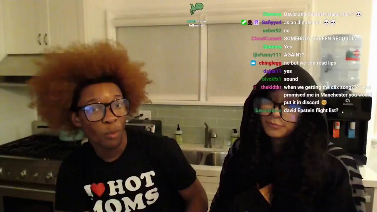(Enero 2024):En un livestream juntos respondiendo preguntas, ocurre este perturbador intercambio:
🗣️ D4vd: "Yo te entrené para los medios."
🗣️ Celeste: "No lo hiciste."
🗣️ D4vd: "Eso es controversial.