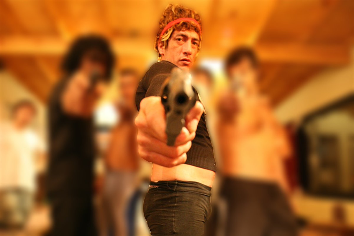 Cuando llegó la Policía, llevaba una 9 mm con la numeración limada y siete balas.
Ese mismo año también quedó involucrado en otro episodio con un arma, después de que su manager recibiera un disparo