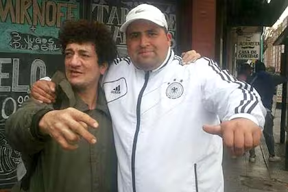 Según la acusación, le disparó una vez en la cabeza. Díaz cayó al piso.

Pity se acercó y le disparó otras tres veces en la misma zona. Después caminó tranquilo hacia su auto junto a su novia.