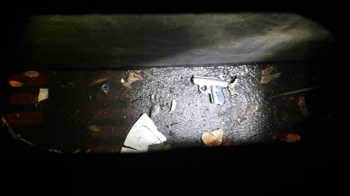 La causa sostiene que, poco después, le dio el arma a su novia para que la tirara en una alcantarilla. Luego fueron hasta Pinar de Rocha.
La Policía encontró el arma y las vainas. Pity quedó prófugo.