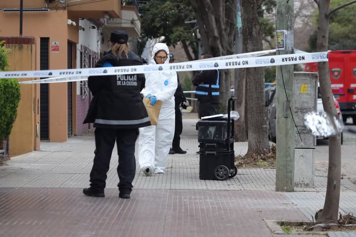 Una mujer de 40 años fue asesinada en su casa y su esposo de 56 es el principal acusado

Según la investigación, la mujer fue asesinada dentro de la habitación matrimonial, donde encontraron una carta