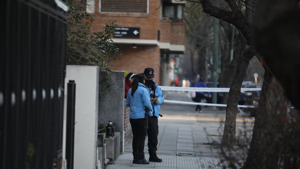 Dentro de esa misma habitación los investigadores encontraron algo que podría ayudar a reconstruir qué ocurrió antes del crimen:

La carta atribuida al acusado. El escrito habla de deudas, problemas e