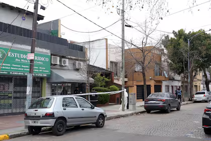 Después del crimen, el hombre fue encontrado a unos 200 metros de la casa con una herida cortante en el cuello, compatible con un intento de suicidio.

Fue trasladado al Hospital Vélez Sarsfield.

Per