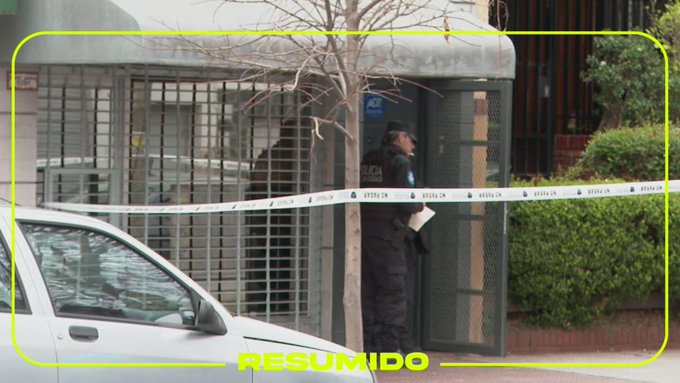 Femicidio en Villa Devoto 

Una nena de 8 años despertó a su hermano para contarle que su "papá había matado a su mamá"