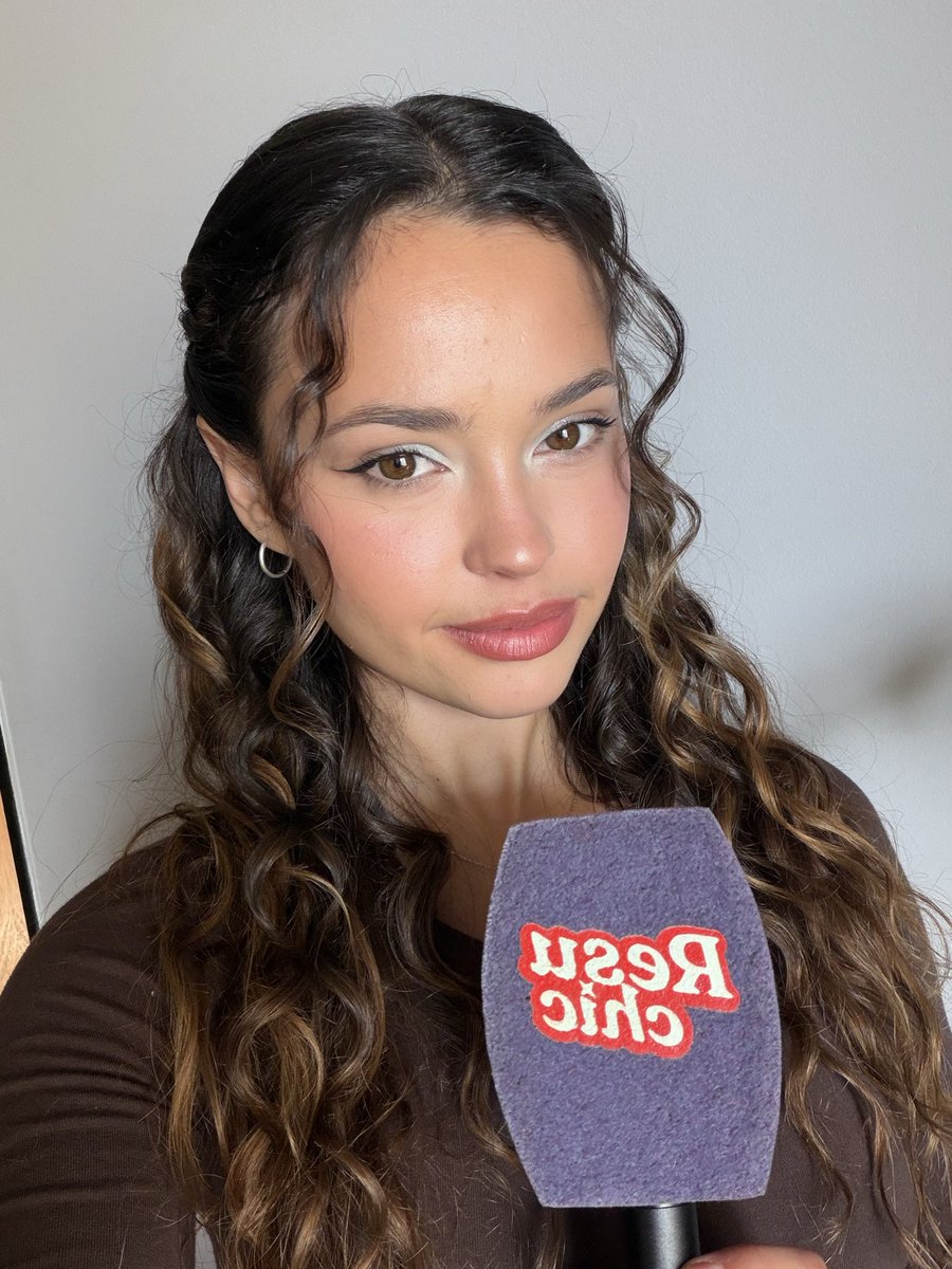 ¿Qué hace Abril Schapo con el micrófono de Chic?
Próximamente por el Instagram de Resu Chic