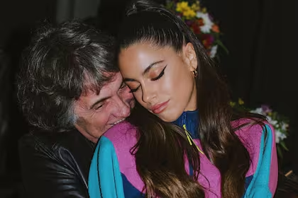 La persona que manejó siempre toda su carrera es el papá, Alejandro Stoessel

Productor de tele de toda la vida, fue el que arrancó firmando todo cuando Tini era menor (algo totalmente normal y legal,