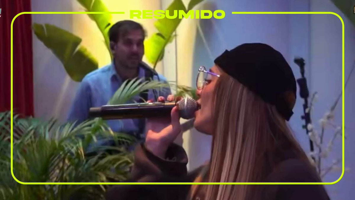 Ángela Torres con Chano de Tan Biónica cantando “Obsesionario en la mayor”