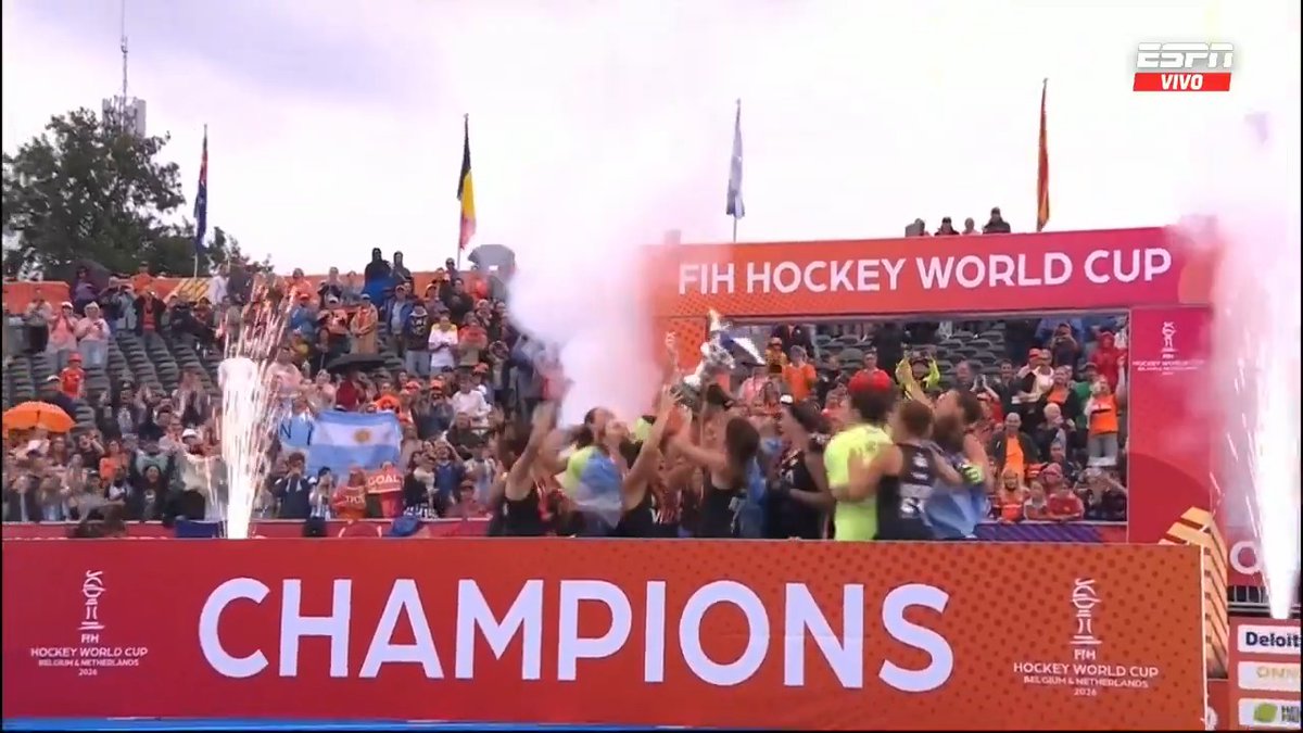 CORONADAS EN GLORIA🏆🇦🇷 

Las Leonas recibieron la copa de campeonas mundiales