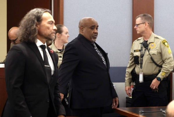 La fiscalía respondió que, aunque algunos detalles cambiaron con los años, había elementos centrales que Davis repetía una y otra vez:

Estuvo en el Cadillac. Participó de la búsqueda de Tupac. Y faci