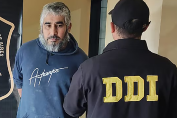 En otras palabras: haber permanecido prófugo durante años no había impedido que siguiera corriendo el reloj de la prescripción
Del Valle no recuperó inmediatamente la libertad porque permanece deteni