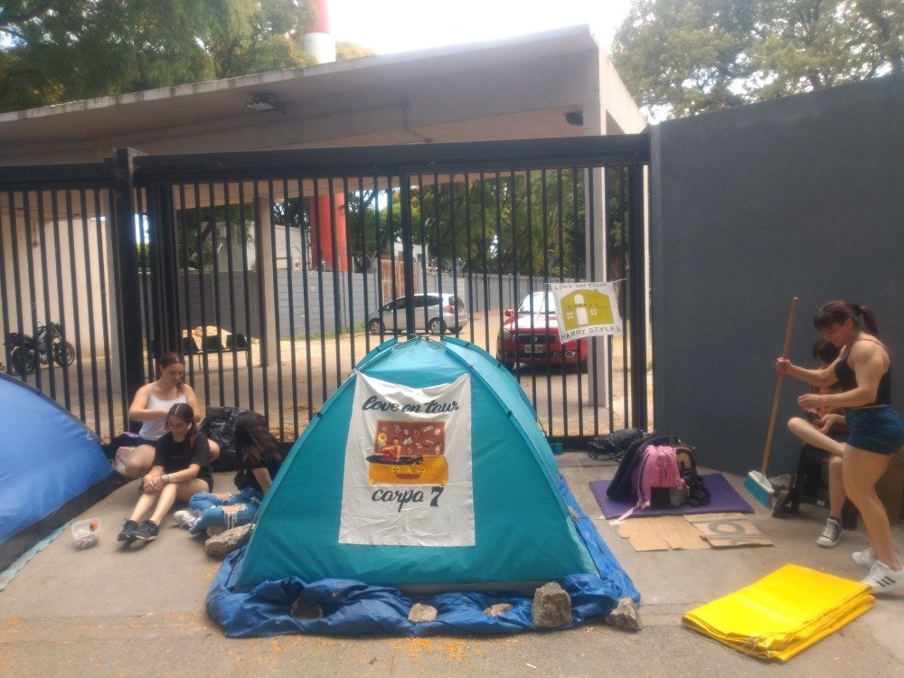 Cuando finalmente pudo tocar, en diciembre de 2022, no fue un show: fueron dos noches en River, ambas agotadas, con más de 120 mil entradas vendidas y una ampliación de platea de urgencia por la deman