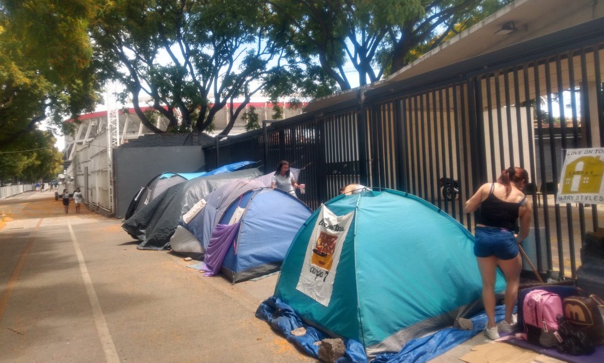 Las fans acamparon en las afueras del estadio durante más de 6 meses. Carpas, turnos, guardias rotativas entre carpas