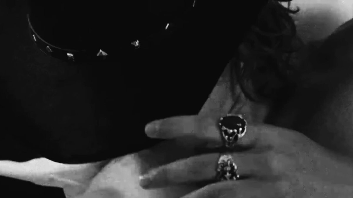 Miley Cyrus lanzó su nuevo álbum: 'Bass Persuades'. También estrenó el video de "Let's Get Married".
