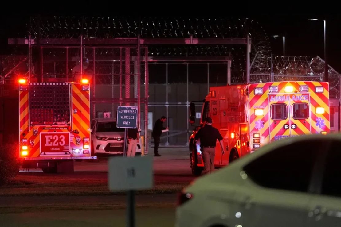 Cerca de las 20:50 UNA AMBULANCIA ESTABA EN CAMINO.

Tres minutos después, los testigos recibieron una orden inesperada: “Se ruega abandonar la zona”.

Nadie les explicaba qué estaba ocurriendo detrás