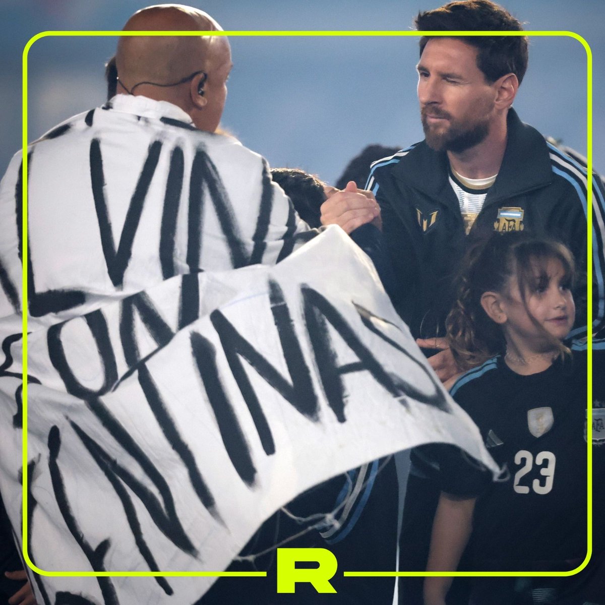 😉Guiño y saludo entre Messi y Fabio Santana, el excombatiente de Malvinas que cantó el himno argentino en el Monumental