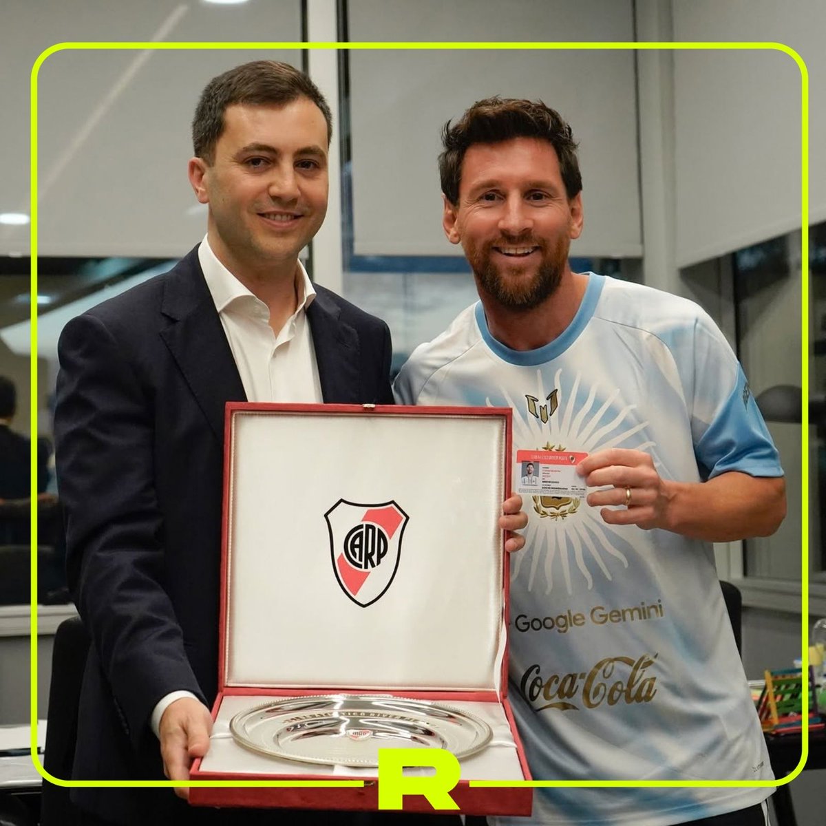 Stefano Di Carlo, actual presidente de River, le dio a Messi el carnet de Socio Honorario del Club, una placa conmemorativa y el Manto Sagrado con su nombre.
"¡Gracias por el fútbol, Leo Messi! 🐐🇦🇷"