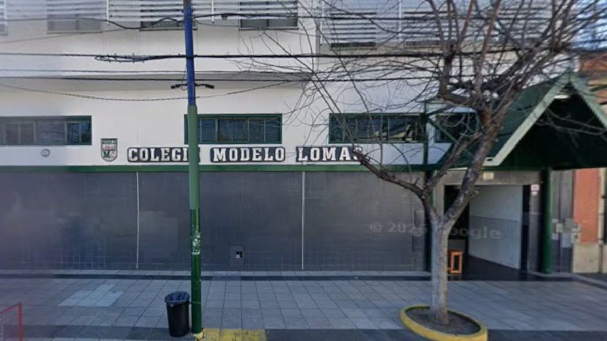 Todo ocurrió en el Colegio Modelo de Lomas, en Lomas de Zamora
Según denunciaron familias y estudiantes, un grupo de alumnos habría utilizado inteligencia artificial para crear imágenes sexuales fals