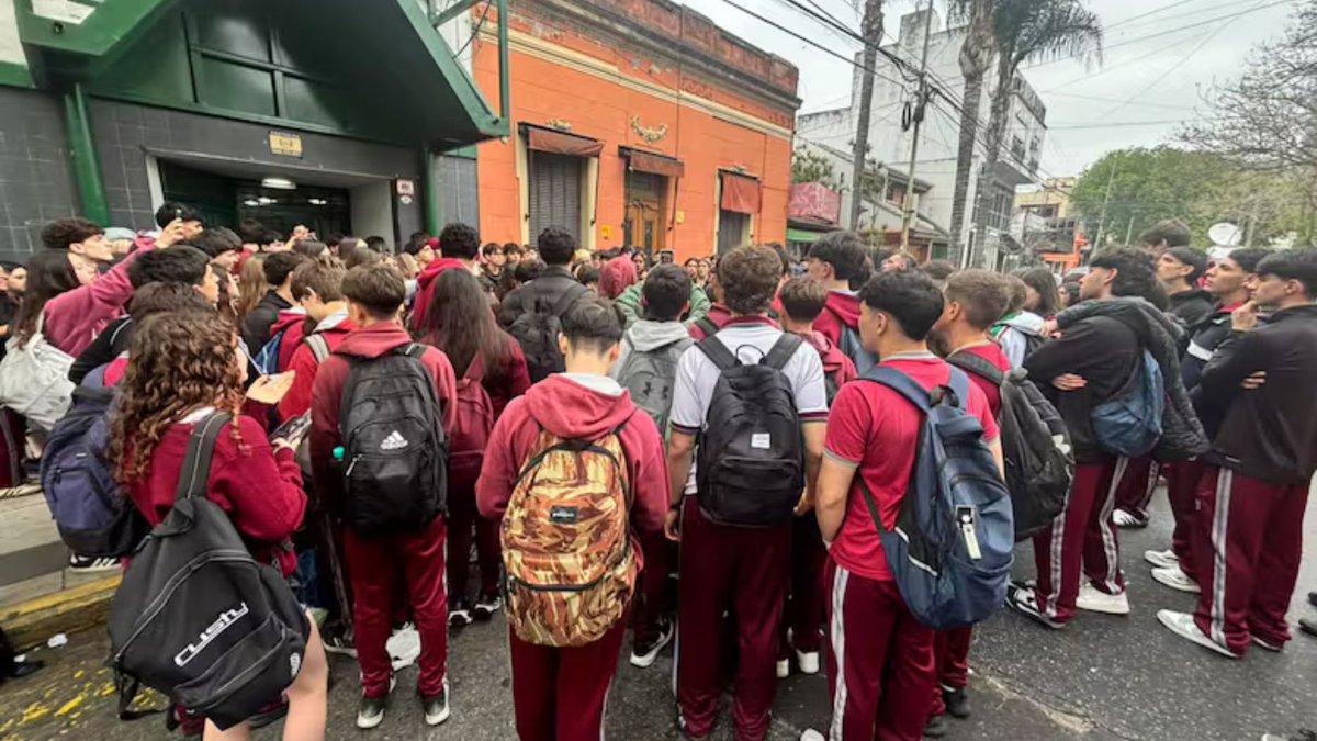 Después apareció otra denuncia:

padres y alumnos sostienen que el colegio ya sabía lo que estaba pasando antes de que el caso explotara públicamente

Una madre aseguró que las autoridades tenían cono