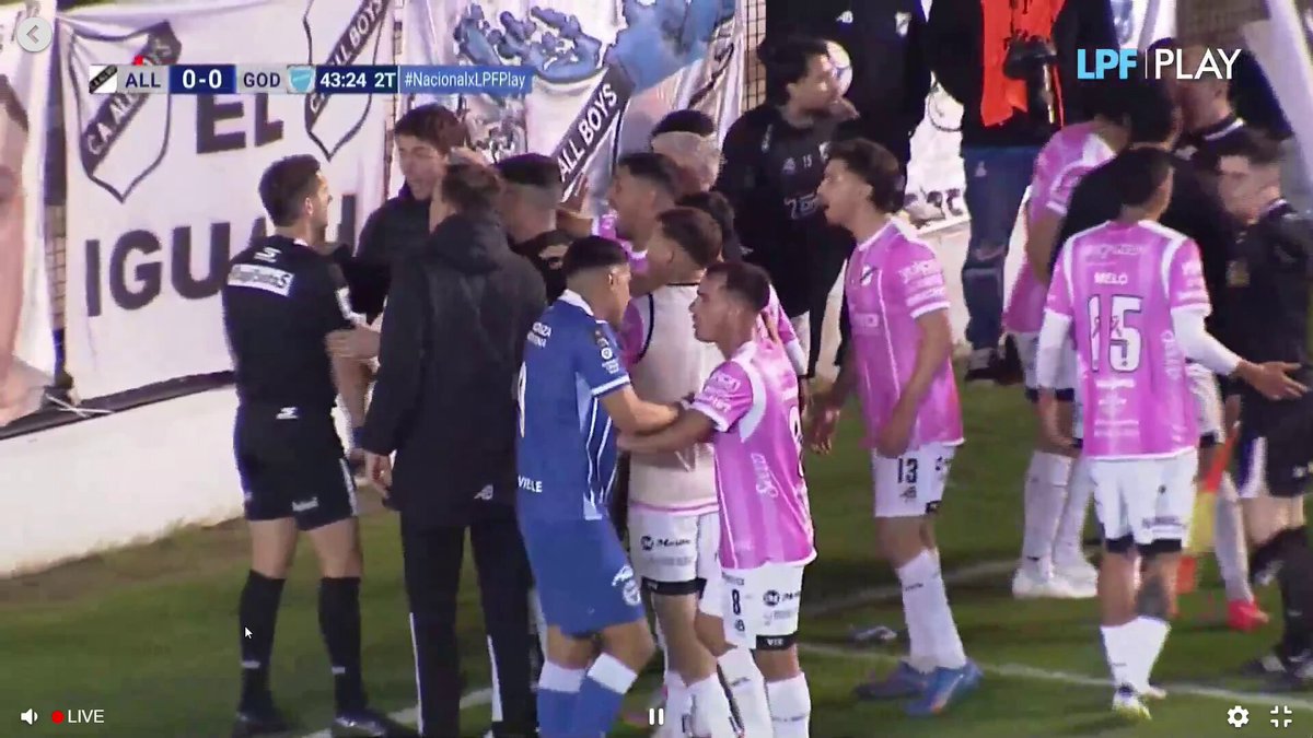 Un VAR muy particular...

Los jugadores de All Boys enfrentaron al árbitro para reclamar que la jugada no había sido penal. ¿Cómo? Le mostraron la repetición desde un celular (no existe el VAR en la B