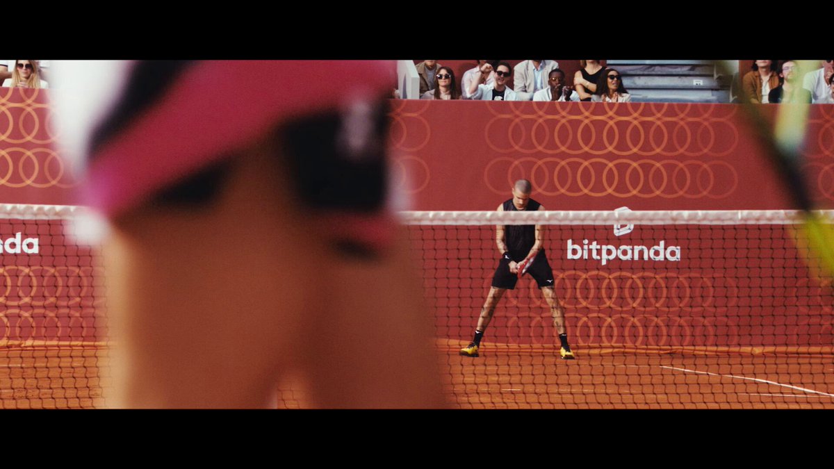 Salió el primer tráiler de “Forty Love”, protagonizada por Romeo Beckham y Paul Kircher.

La película sigue a una estrella del tenis gay que busca ganar un importante título en París, pero la llegada 
