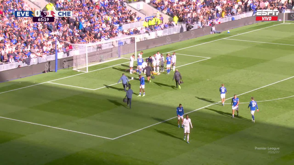 El Dibu Martínez sufrió un cabezazo durante el partido de Everton vs Chelsea y tuvo que salir en camilla tras el golpe.