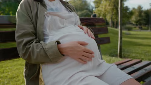 Y CUANDO PARECÍA QUE LA HISTORIA NO PODÍA VOLVERSE MÁS INSÓLITA, HUBO OTRO GIRO
Durante su declaración, la joven aseguró que AHORA SÍ ESTABA EMBARAZADA DE CUATRO MESES y que el padre era el mismo hom