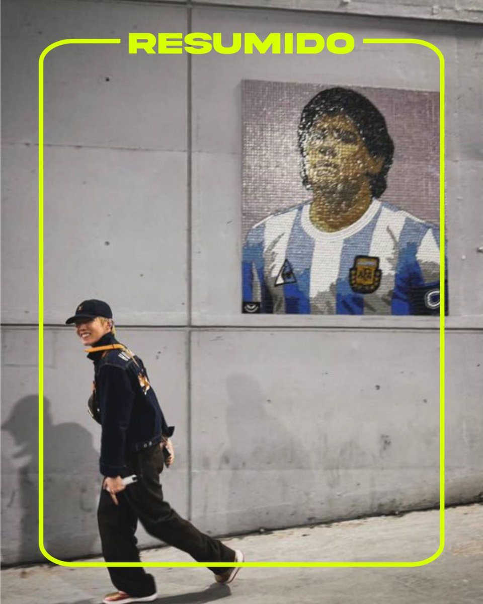 J-Hope, integrante de BTS, publicó una foto junto a un mosaico de Maradona 🇦🇷