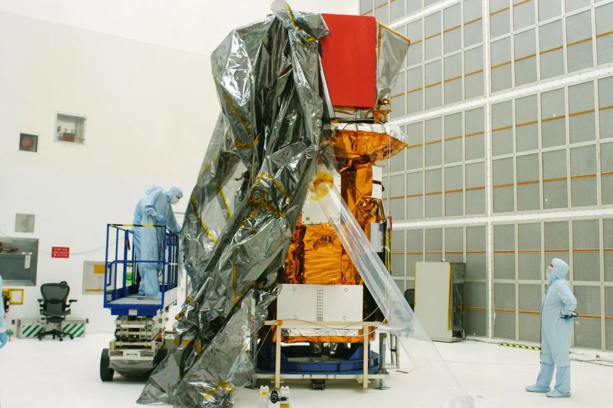La NASA intentó rescatarlo
Envió una nave robótica llamada LINK para capturar el telescopio y elevarlo a una órbita más segura
Pero la nave de rescate tuvo problemas técnicos y la operación fue canc